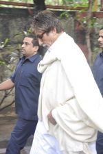 Amitabh Bachchan at Pran_s funeral in Mumbai on 12th July 2013 (57).JPG